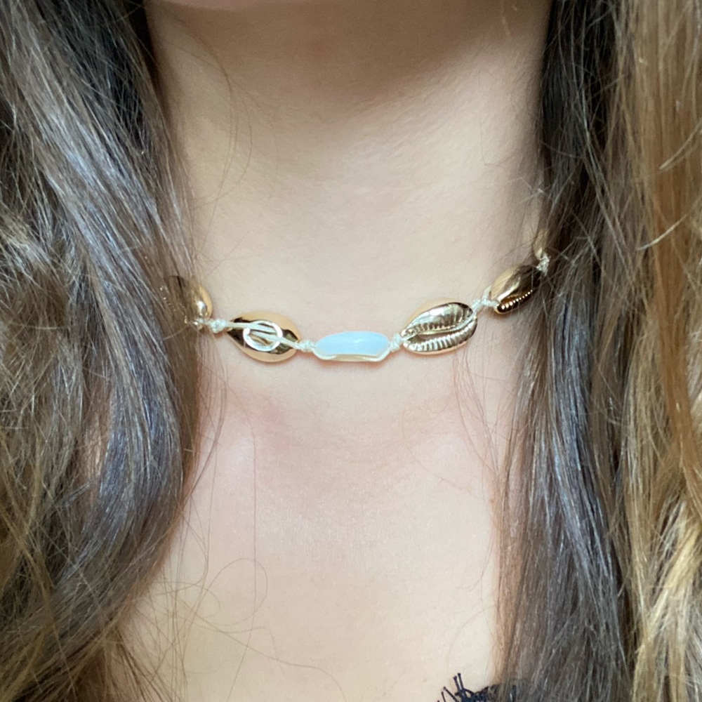SHELL NECKLACE - Picture 2 of 3